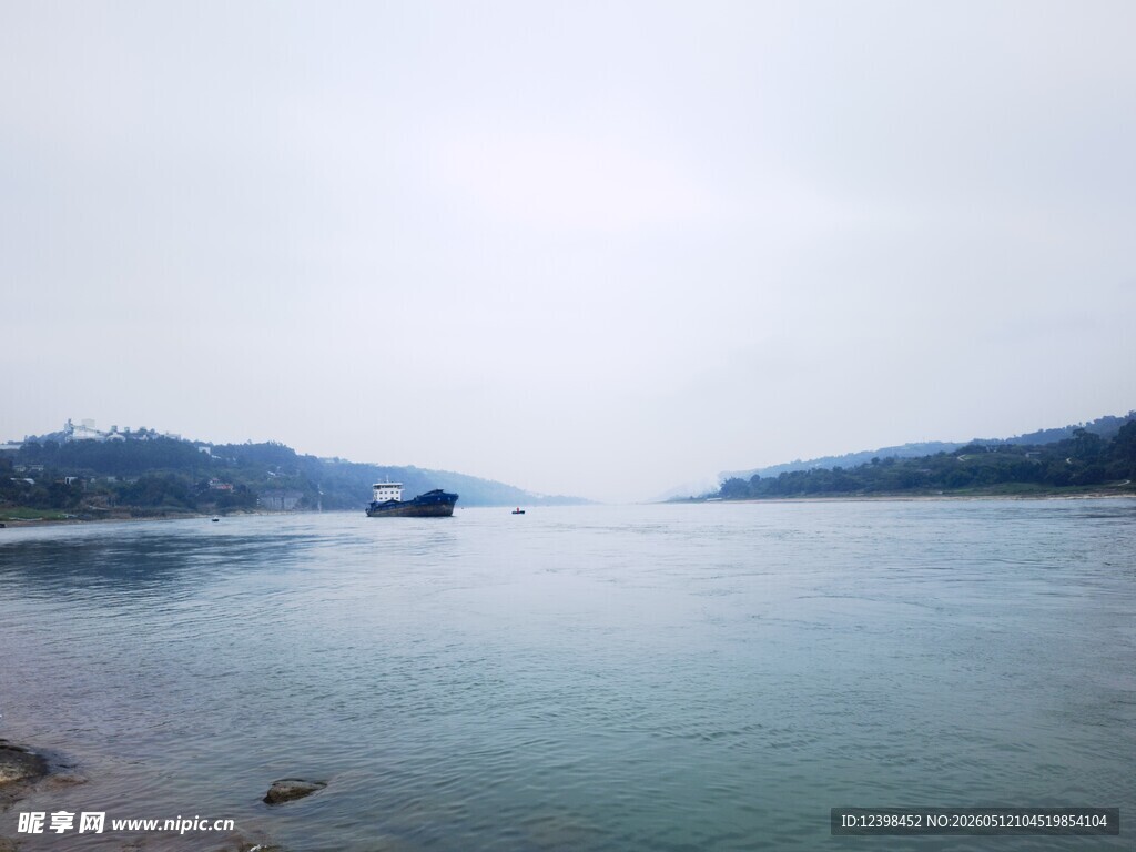 宁静湖面与远处山峦景色