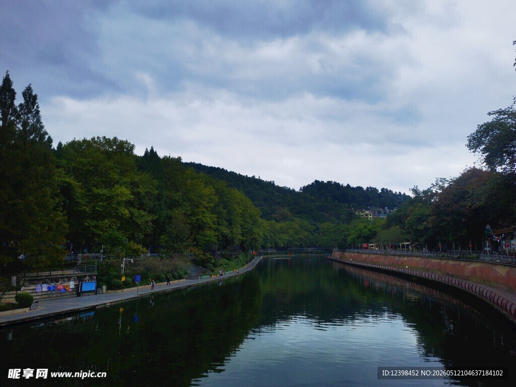 宁静河畔风景