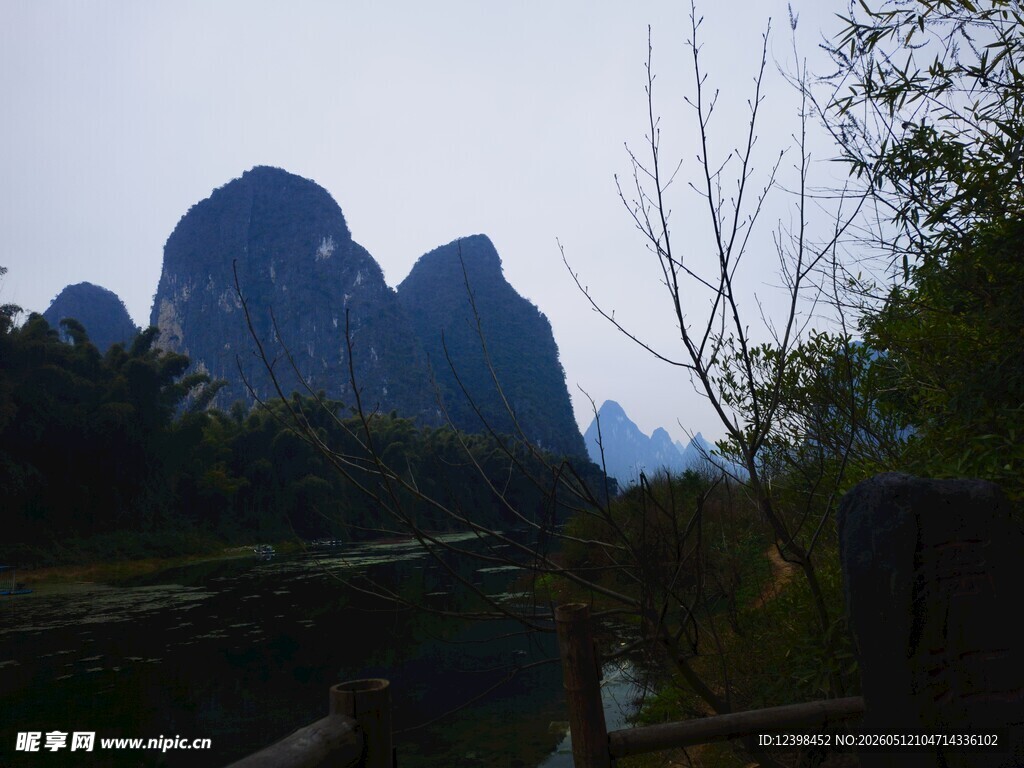 秀丽峰林与木桥