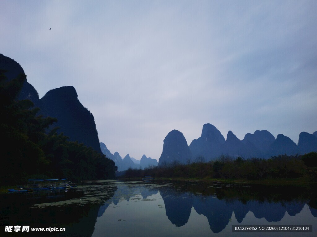 漓江山水美景倒影如画