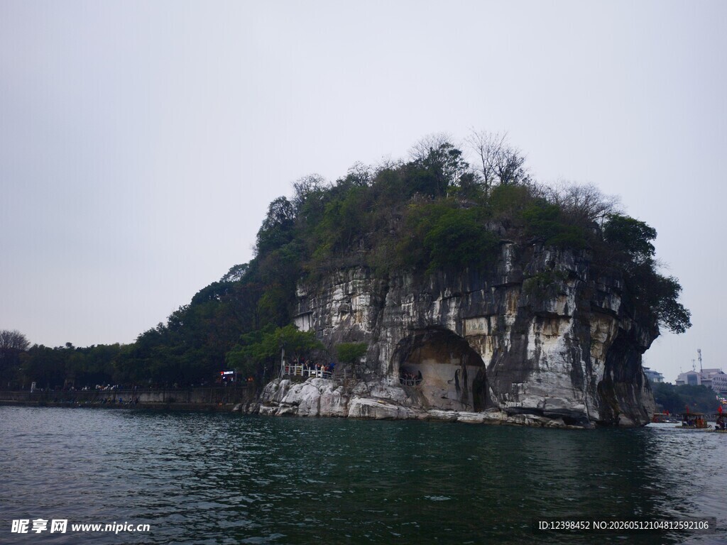 漓江孤峰屹立于碧水间