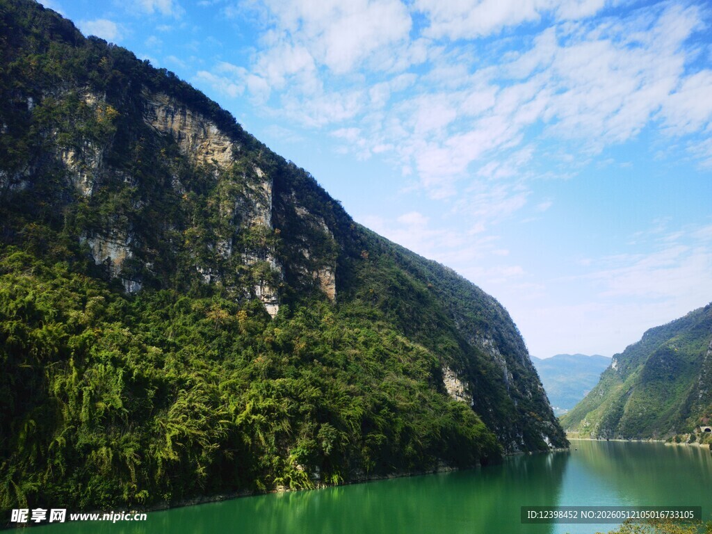 青山绿水间的秀丽江景