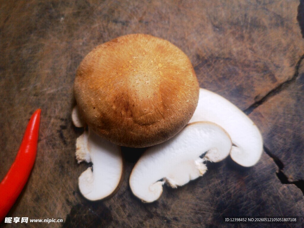 新鲜蘑菇与红椒切片展示