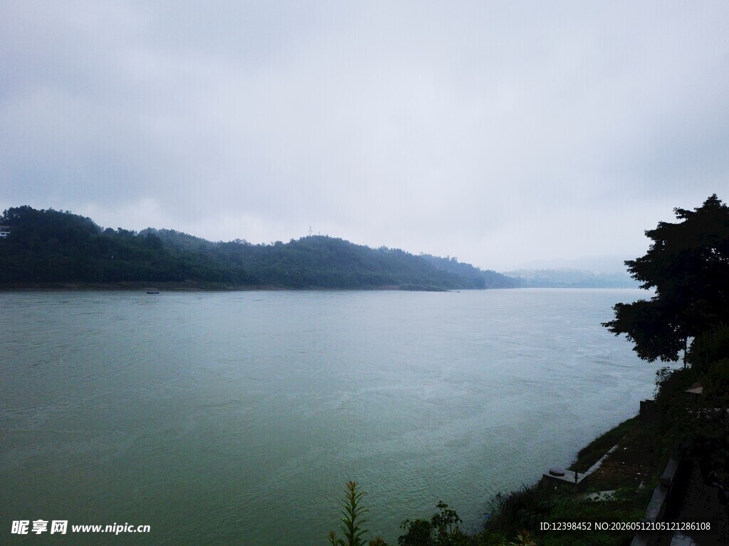 湖畔青山绿水景致