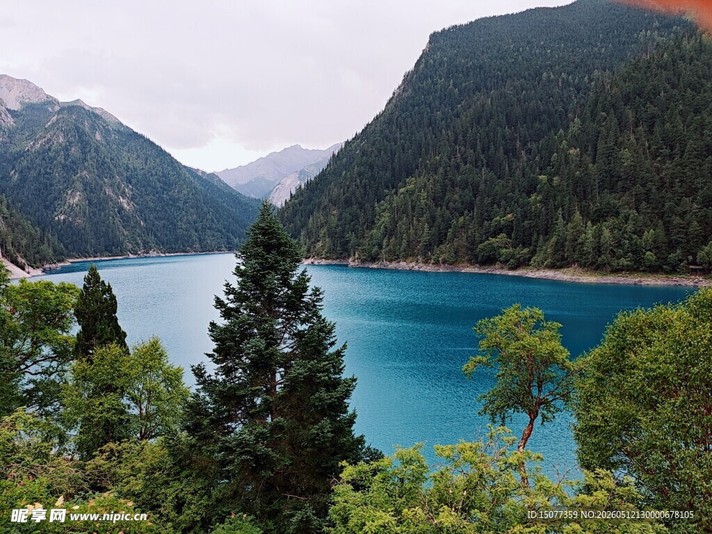 高山环抱的澄澈蓝色湖泊