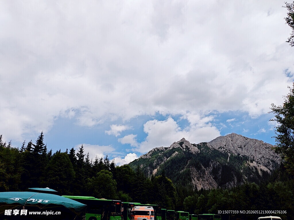 山林间的蓝天白云与建筑