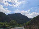 山间蜿蜒公路蓝天白云相伴