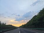 黄昏下的公路与葱郁山林
