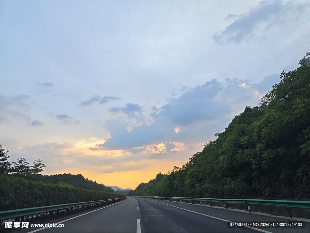 黄昏下的公路与葱郁山林