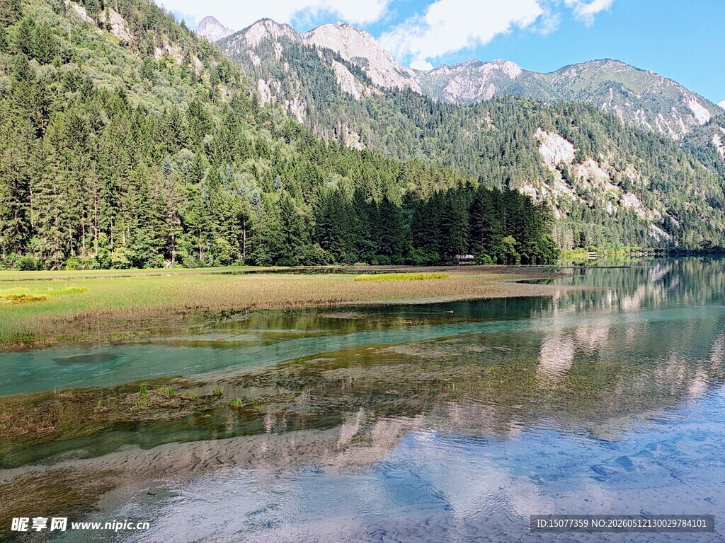 山间清澈湖泊美景