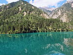 碧绿湖水映衬青山美景