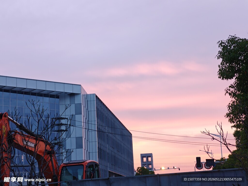 黄昏下的城市建筑景观