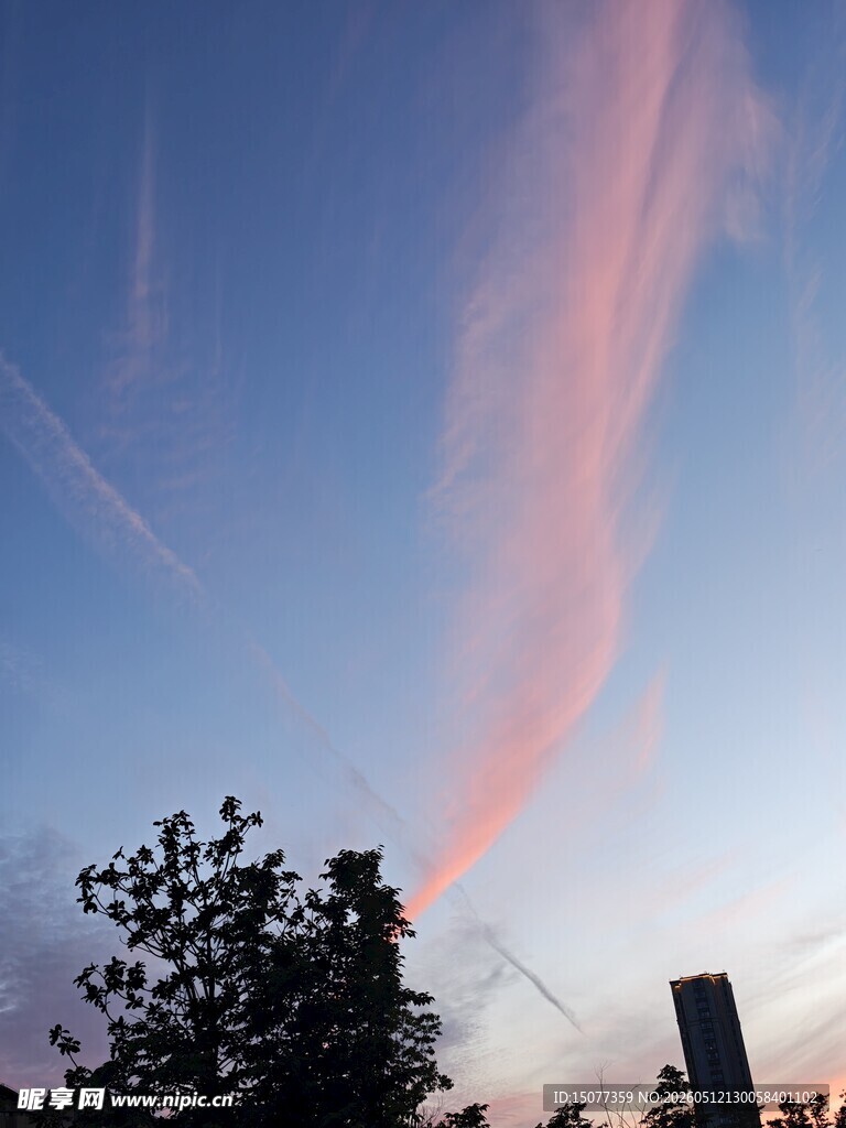 晚霞中的城市天际线
