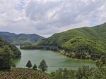 青山环抱的宁静湖泊
