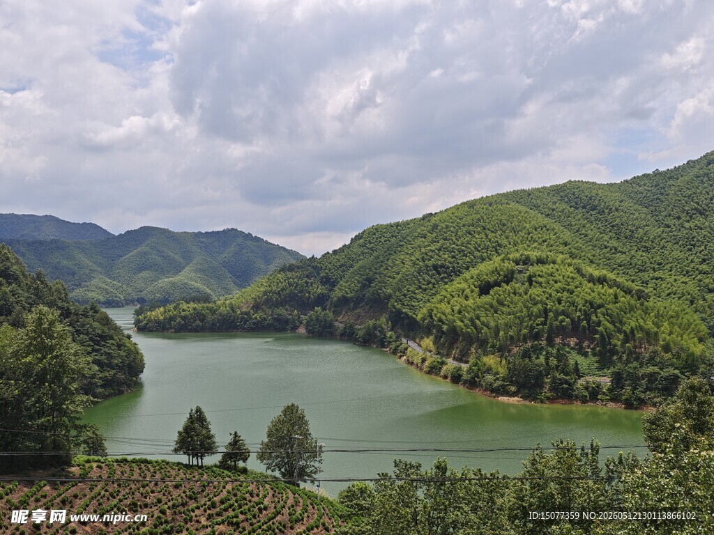 青山环抱的宁静湖泊