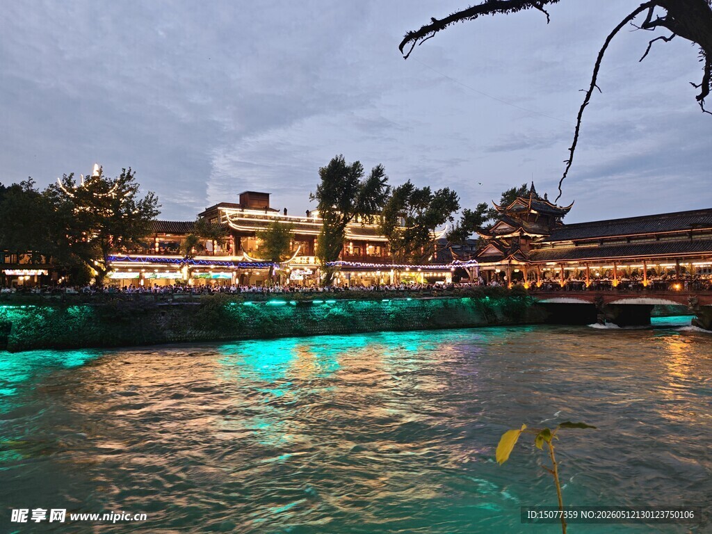 河畔夜景灯光璀璨映水波