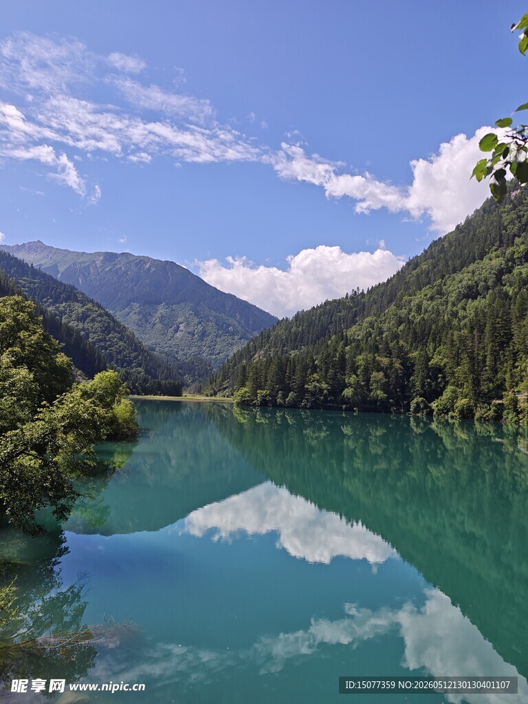 美丽静湖映山景