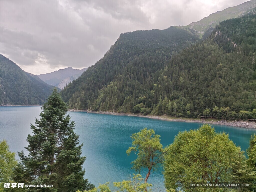 高山湖畔美景
