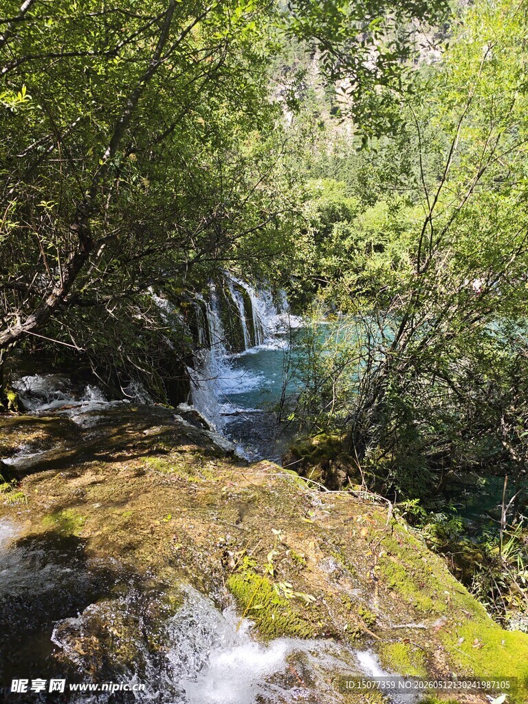 山间溪流瀑布自然美景