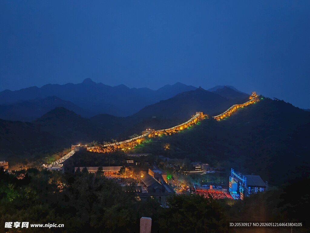 夜间远看八达岭长城