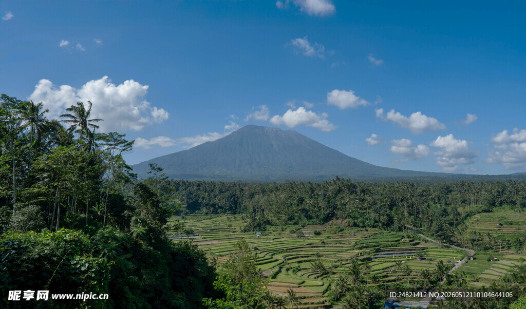山林间远眺巍峨山峰