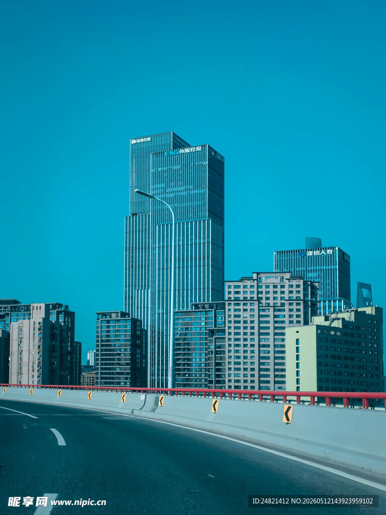 城市公路旁的现代高楼景观