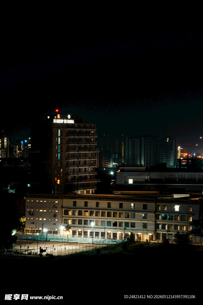 城市夜景中的璀璨建筑