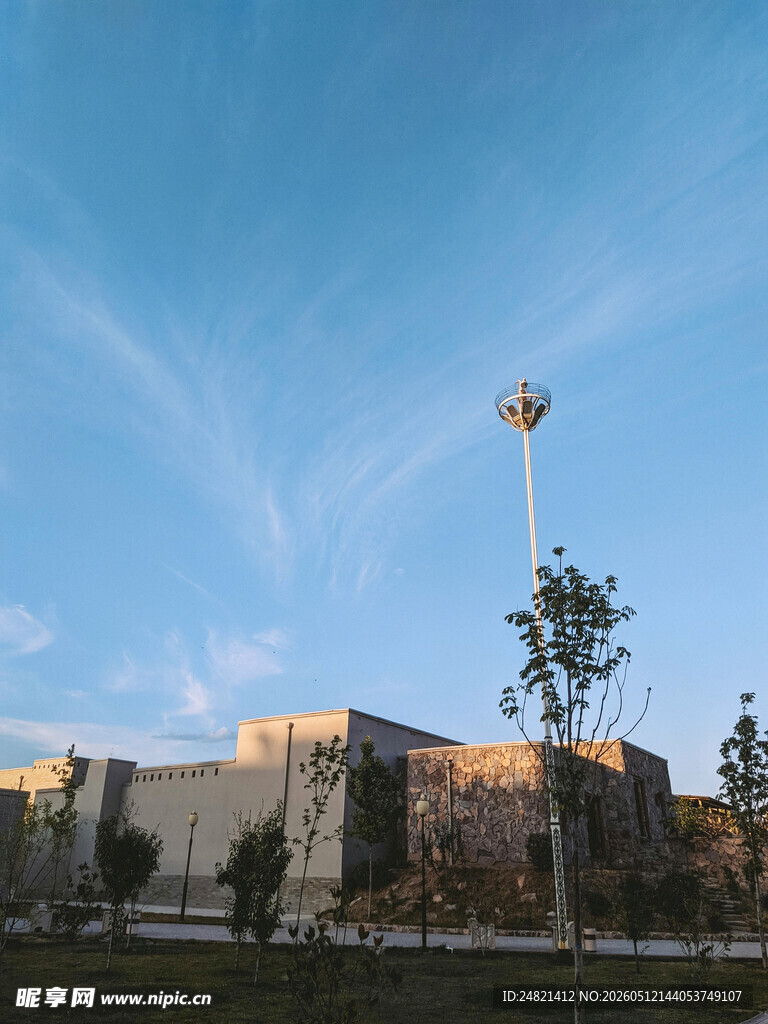城市建筑与高耸路灯景观