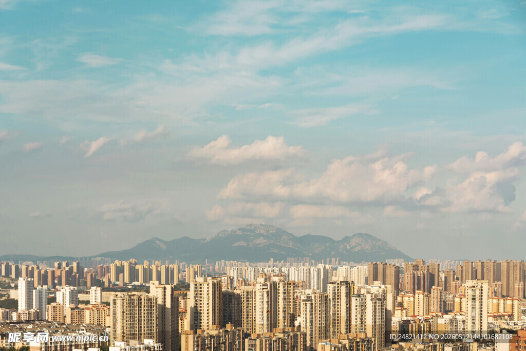 城市天际线与远山景观