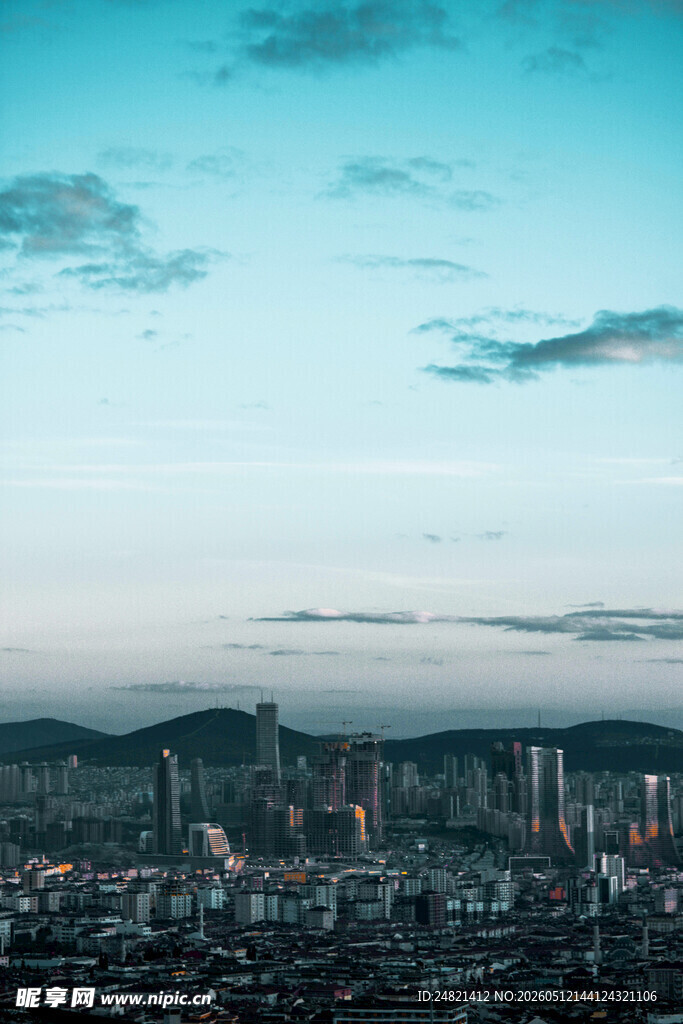 城市夜景上空的淡蓝天空