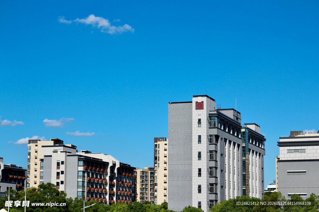 蓝天白云下的城市建筑群
