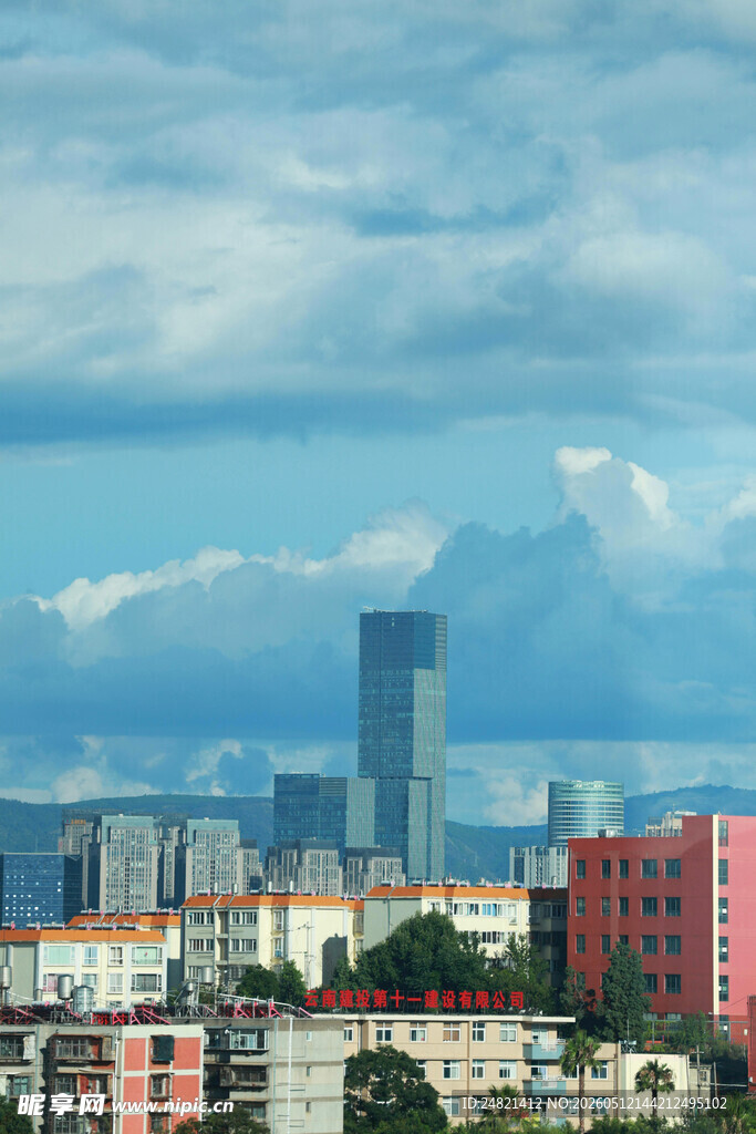 城市天际线与多彩建筑景观