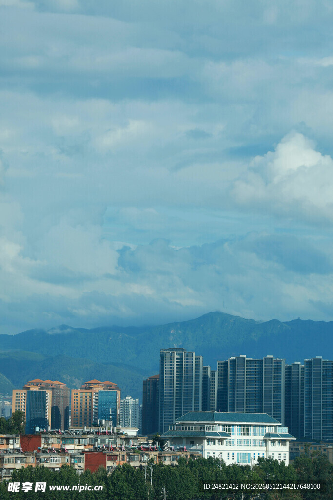 城市天际线与远山景观