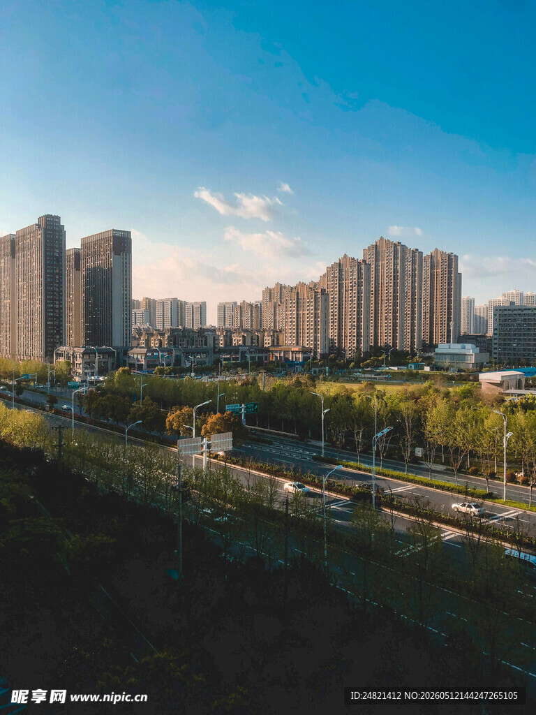 城市高楼与绿意景观