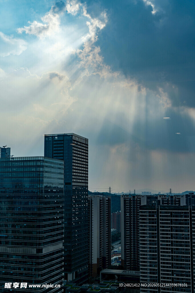 城市上空穿透云层的阳光