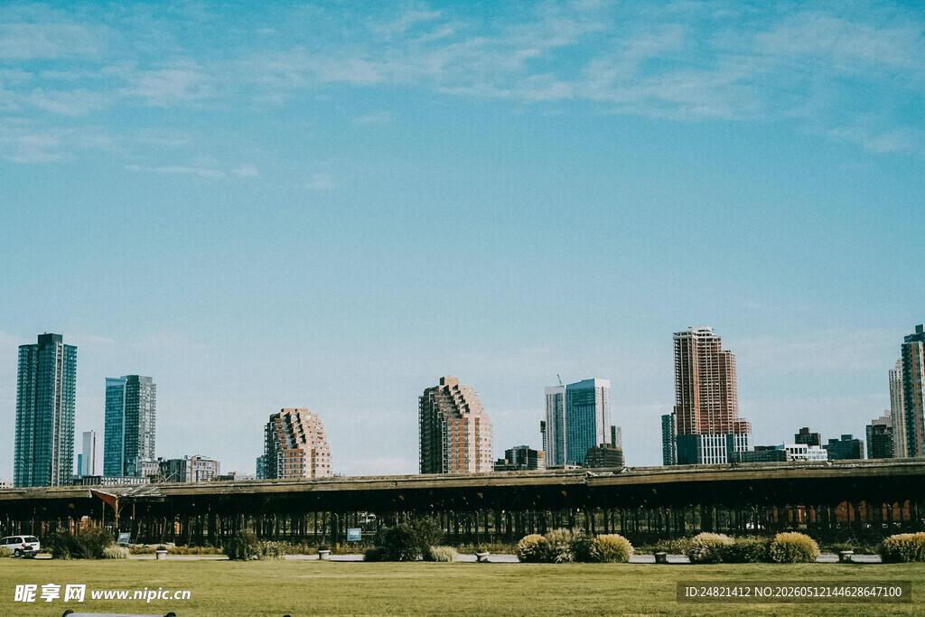 城市天际线与前方开阔草地