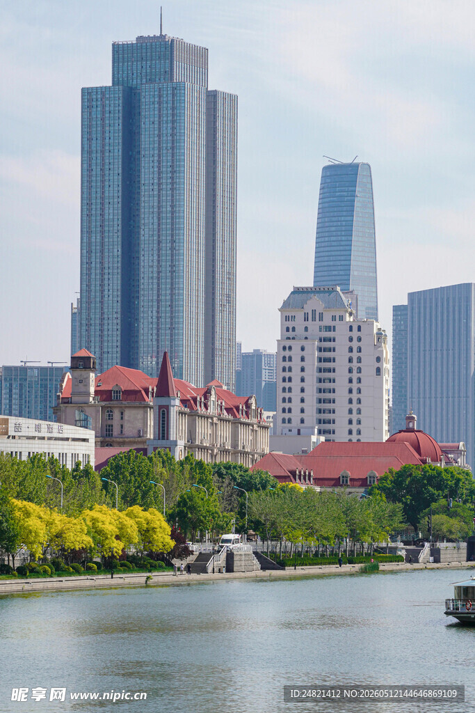 城市河畔风景与高楼建筑
