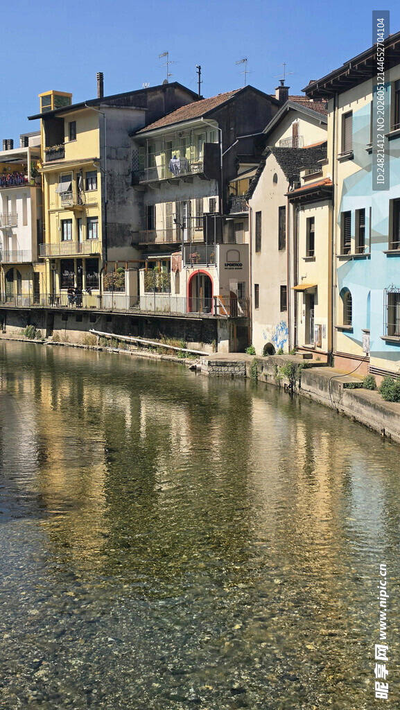 河畔多彩建筑风景