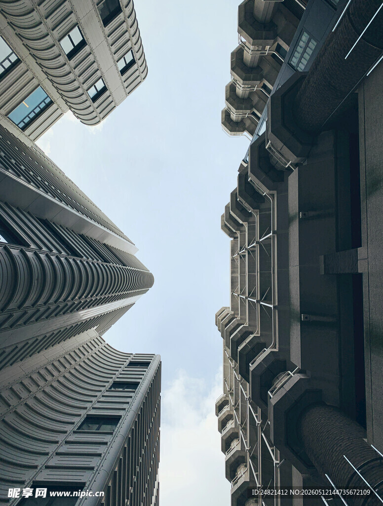 仰视都市摩天大楼景观