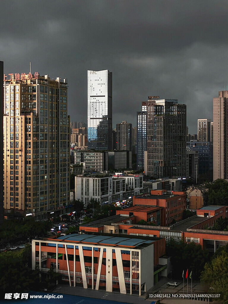 乌云下的都市建筑群