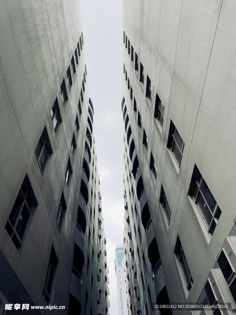 仰视高楼林立景象