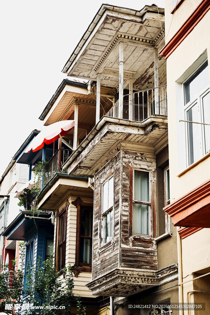 复古风格的多层建筑外观