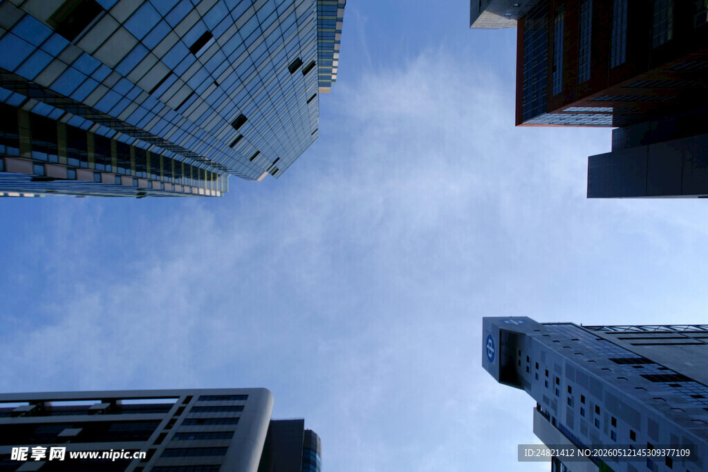 仰视下的都市高楼景观
