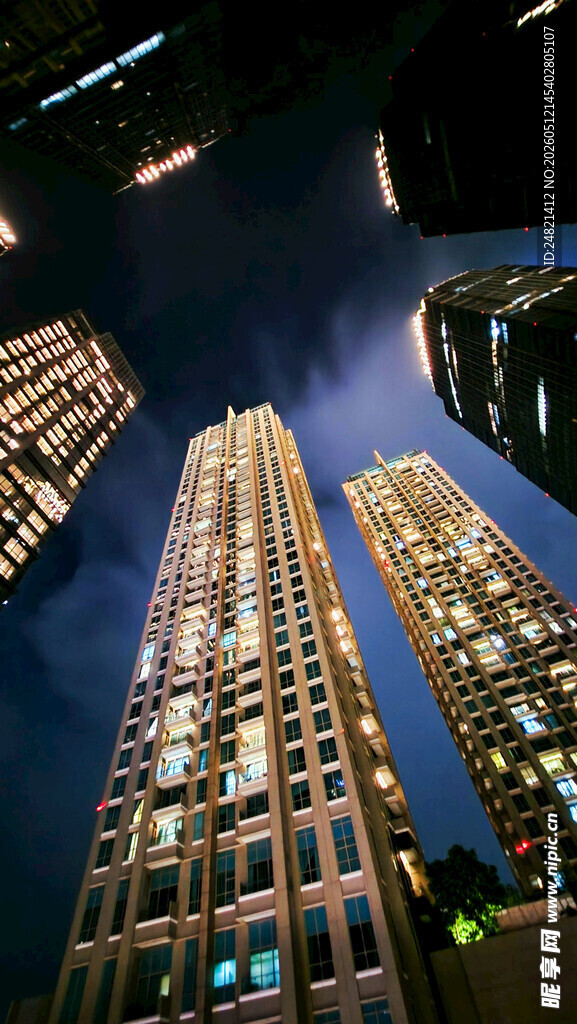 都市夜景中的摩天大楼