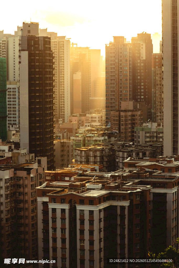 夕阳下的繁华都市景观