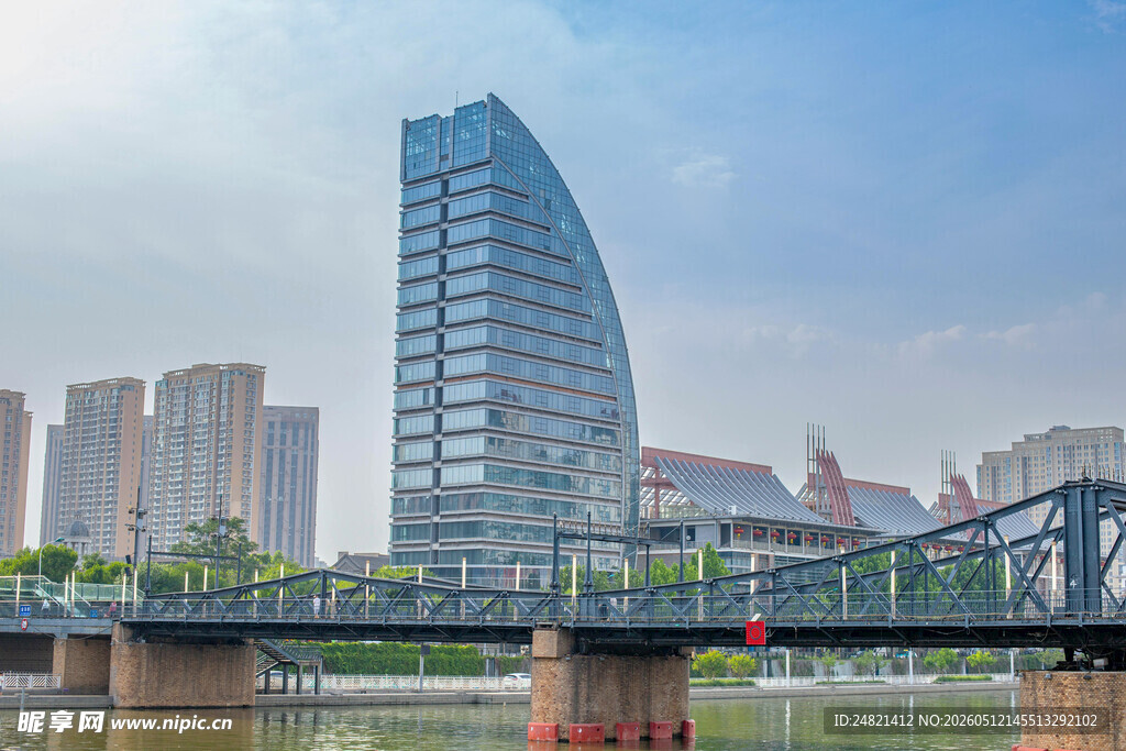 城市河畔的现代建筑景观