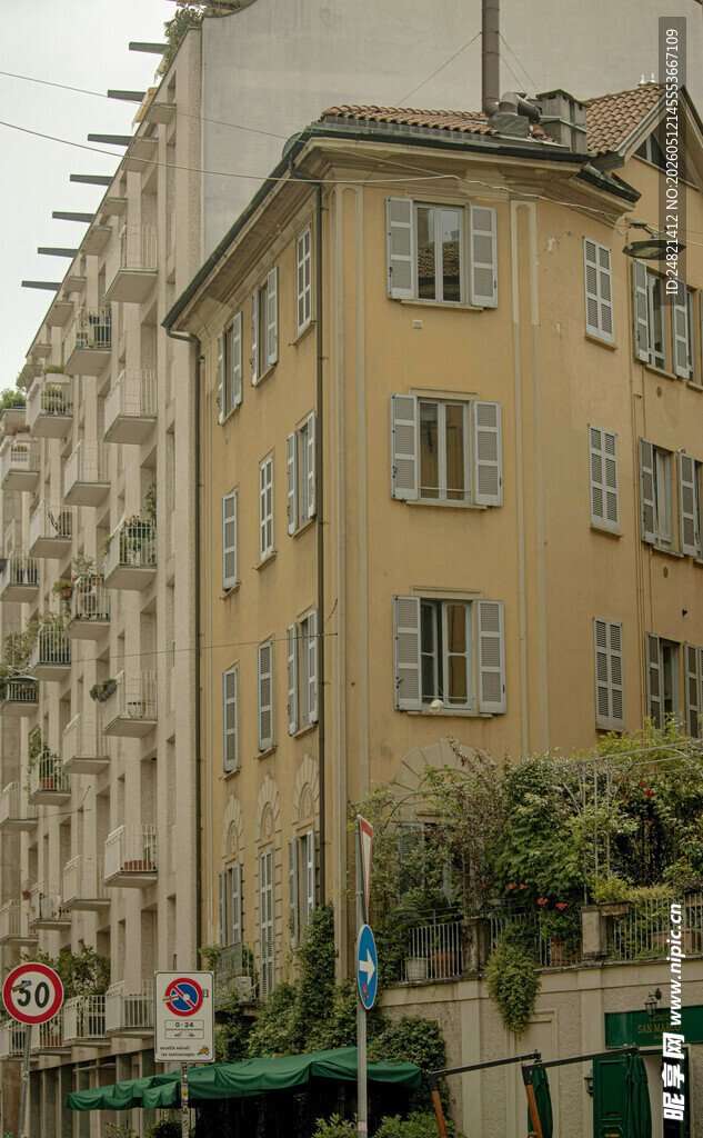 欧式街道旁的古朴建筑
