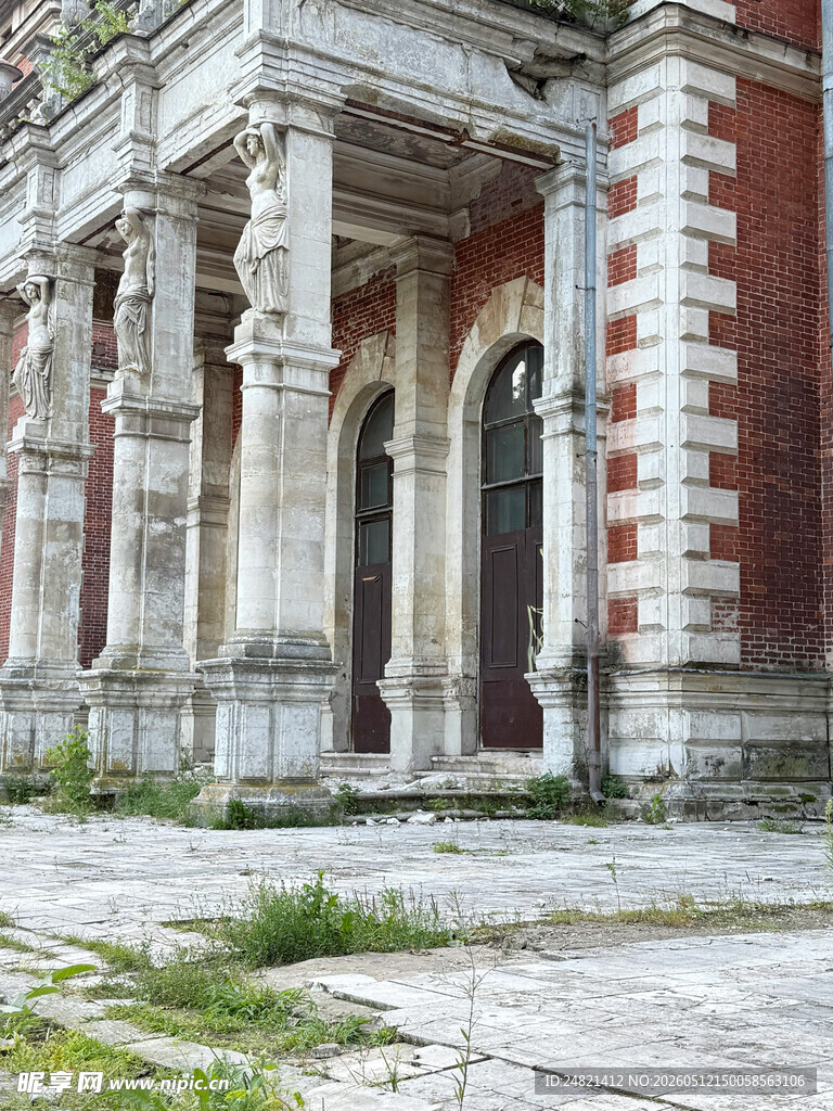 废弃古典建筑外观