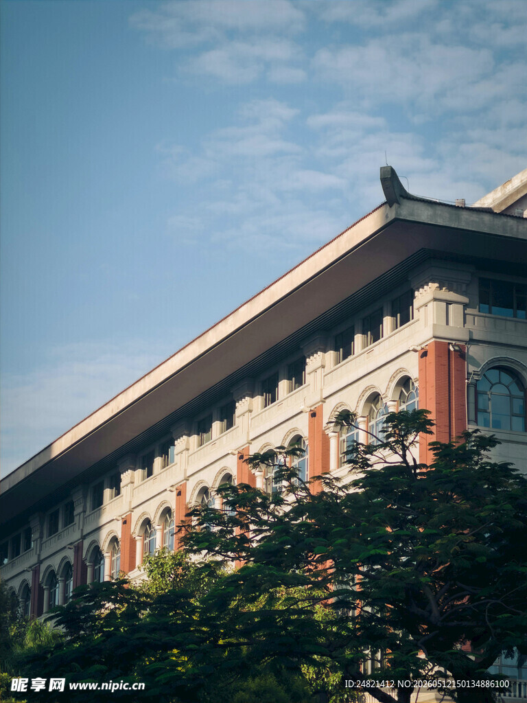 古典风格建筑与葱郁绿树