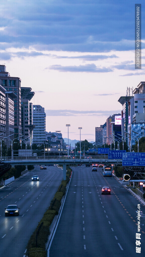 城市高架桥交通景象